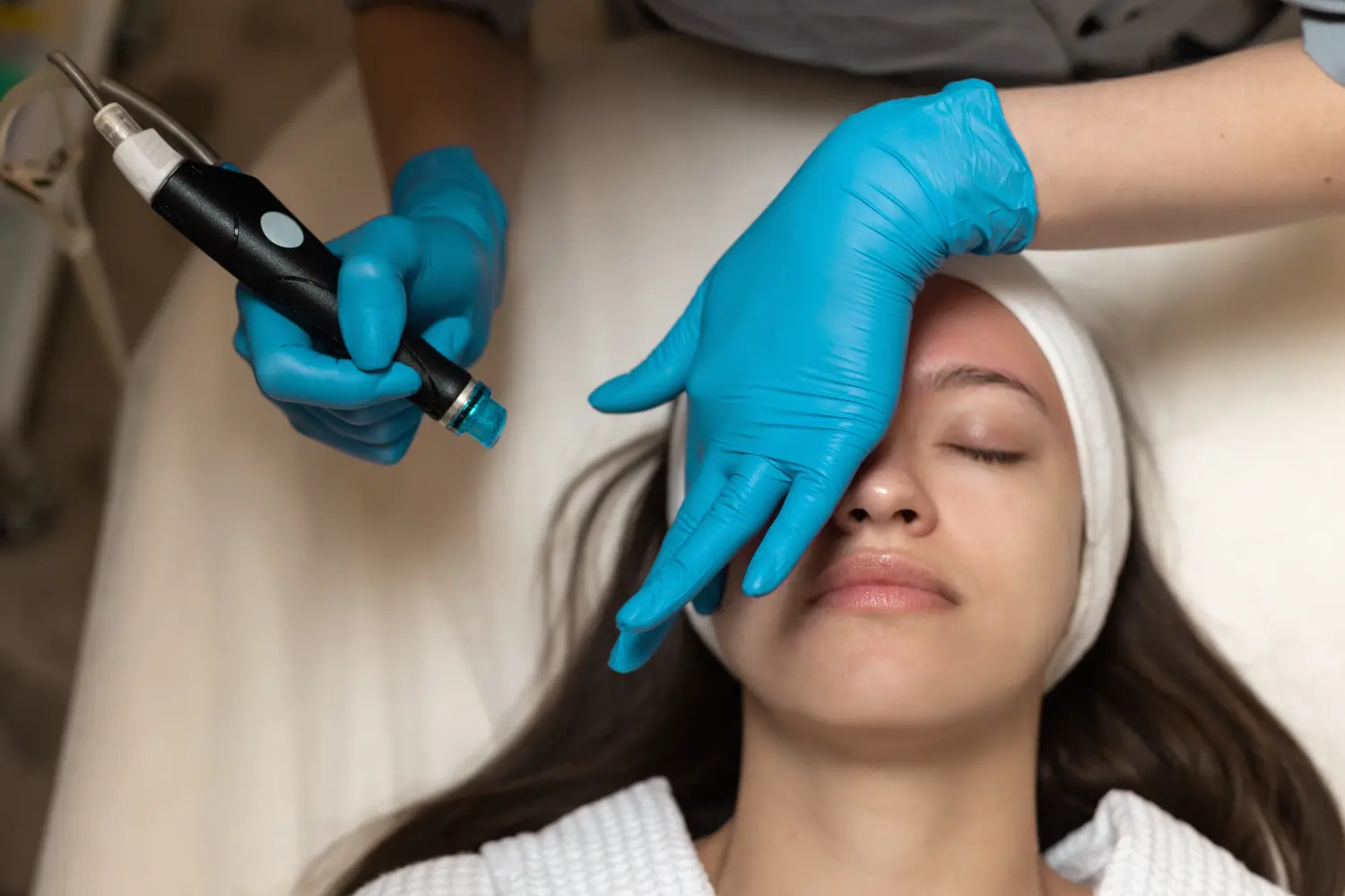 Frau erhält Hydrafacial-Behandlung im Schönheitssalon